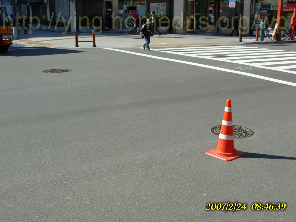 日本的馬路，真是誇張的平，看看人孔蓋和馬路交接，沒有一點瑕疵