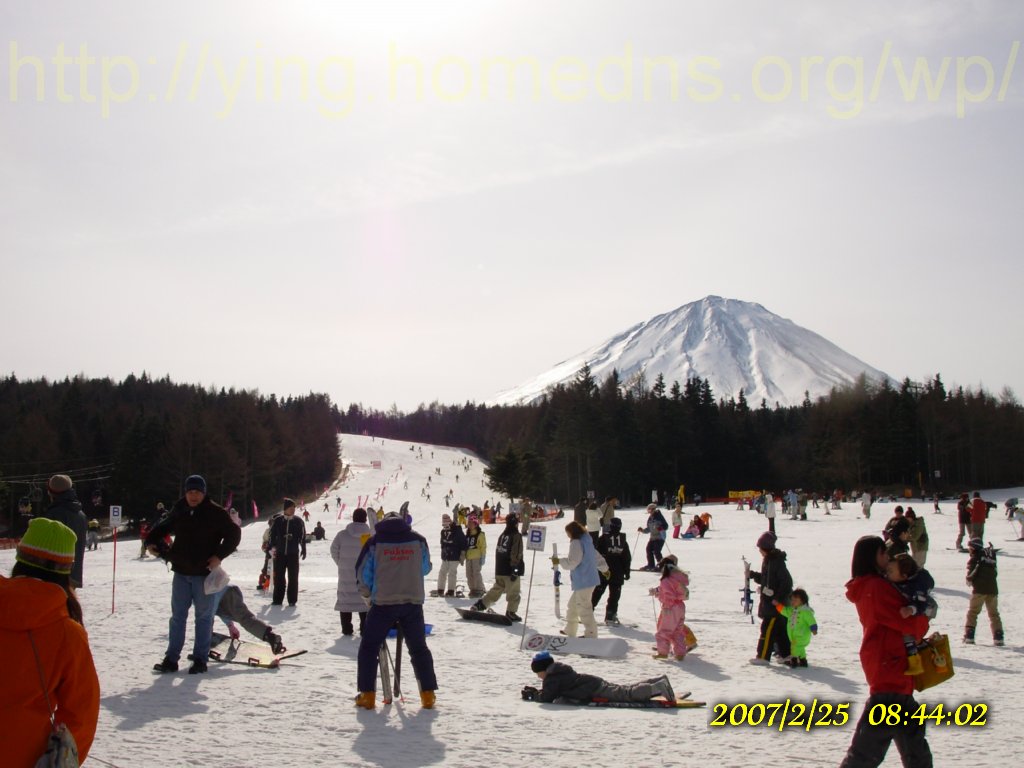天神山滑雪場在富士山旁