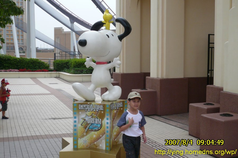 小奕與環球影城入口處超可愛的 Snoopy 合影