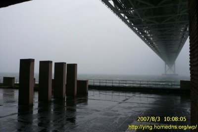風雨中的明石大橋