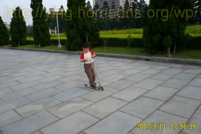 小奕在「中正紀念堂」玩滑板車