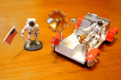 農神五號太空人與月球漫遊車