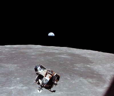 登月小艇的上半部(下半部丟在月球)從月球回來了