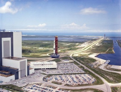 Saturn V 農神五號火箭離開巨大的建築物
